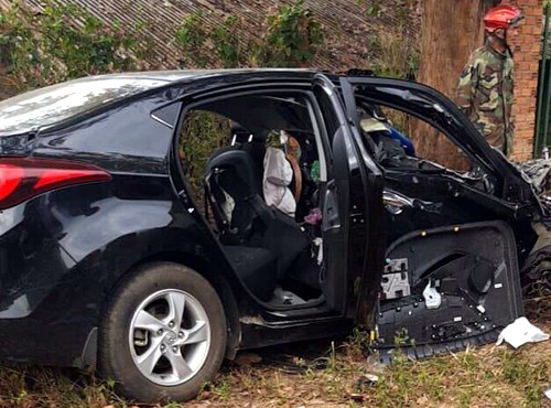 Ôtô 5 chỗ hư hỏng nặng sau cú tông xe tải