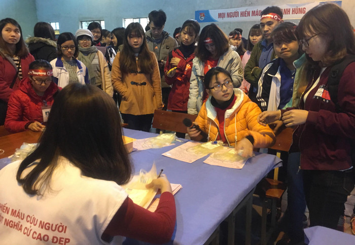 Các bạn trẻ hào hứng tham gia ngày hội Chủ nhật đỏ