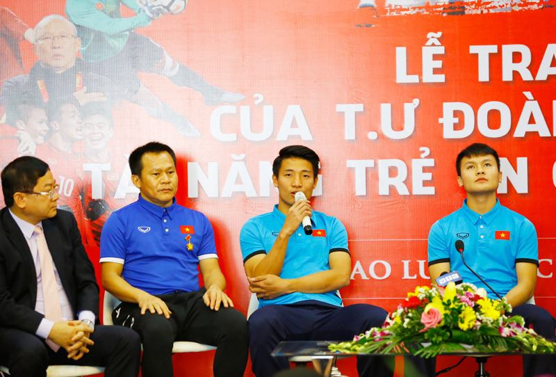 Trung vệ Bùi Tiến Dũng