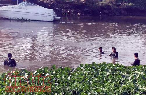 Người nhái lặm tìm kiếm dưới sông