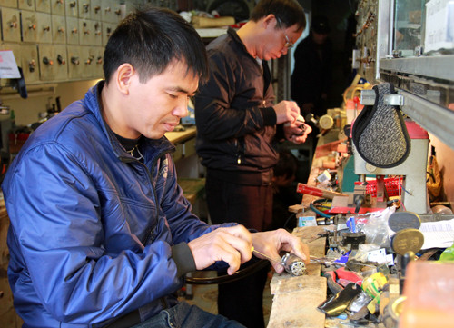 Anh Mười làm thợ khóa 25 năm, có thể mở tất cả các loại khóa