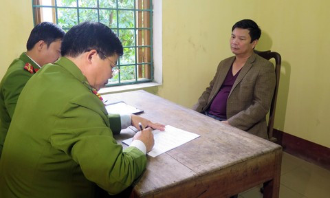 Cơ quan điều tra làm việc với Vũ Văn Tiến. Ảnh do cơ quan Công an cung cấp