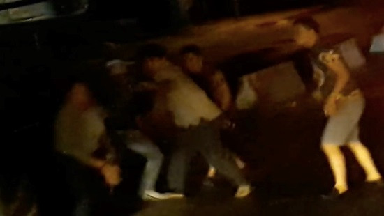 Tài xế xe giường nằm bị vây đánh. Ảnh cắt từ clip