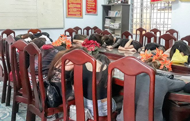 Công an đưa các cô gái về trụ sở lấy lời khai ngày 25/10/2017. Ảnh: Zing