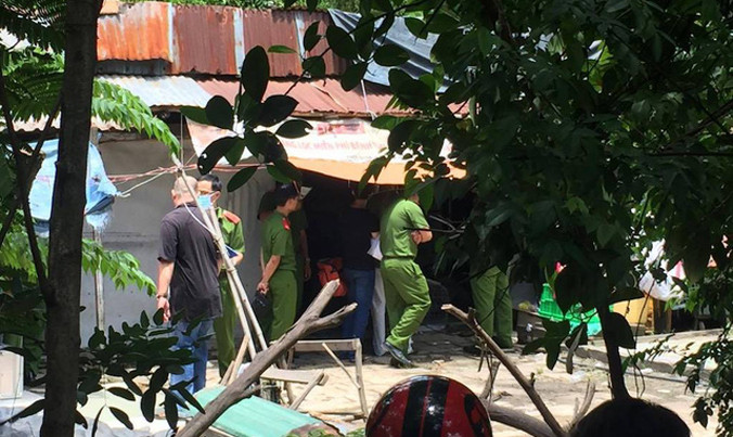 Công an có mặt khám nghiệm hiện trường.