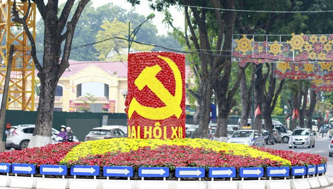 Tuyến đường Điện Biên Phủ trang trí đèn hoa chào mừng Đại hội. Ảnh: Đắc Giang/TTXVN.