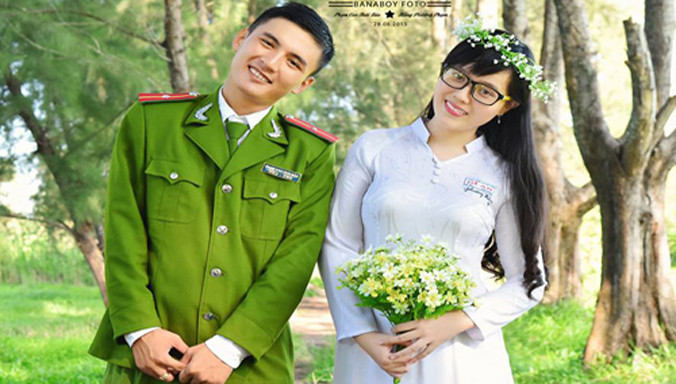 Phạm Cao Thái Bảo (bên trái) - chàng cán bộ 9X "xì tin" nổi tiếng được học viên trường Trung cấp Cảnh sát Nhân dân 3 (TP Cần Thơ) yêu mến. Ảnh: NVCC.