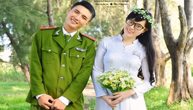 Phạm Cao Thái Bảo (bên trái) - chàng cán bộ 9X "xì tin" nổi tiếng được học viên trường Trung cấp Cảnh sát Nhân dân 3 (TP Cần Thơ) yêu mến. Ảnh: NVCC.