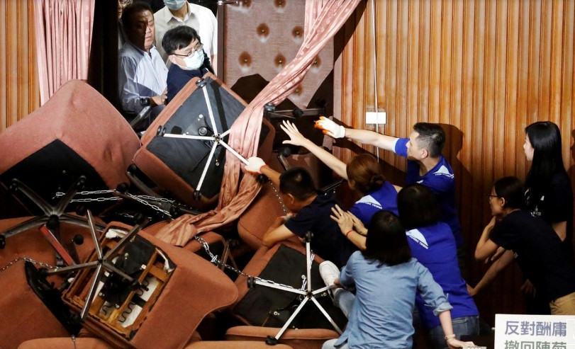 Khunh cảnh hỗn loạn trong cơ quan lập pháp Đài Loan sáng nay. (Ảnh: Reuters)