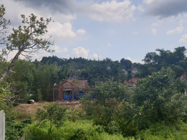 Công trình nhà trái phép đang được dựng trên đất lấn suối tự nhiên. Ảnh: Dân trí