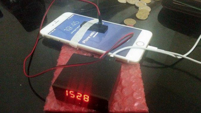 Một thiết bị dò mã mật khẩu khoá của iPhone.