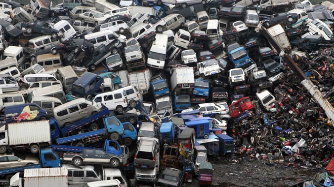Những chiếc ô tô cũ nát, xếp chồng lên nhau như một ngọn núi khổng lồ.