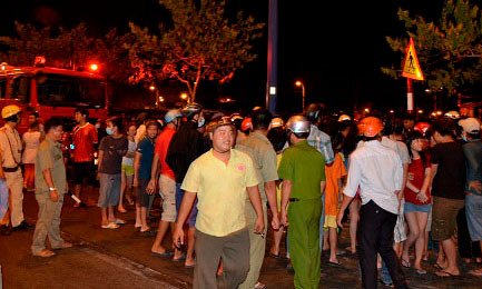 Người dân tụ tập xung quanh hiện trường để theo dõi vụ việc.
