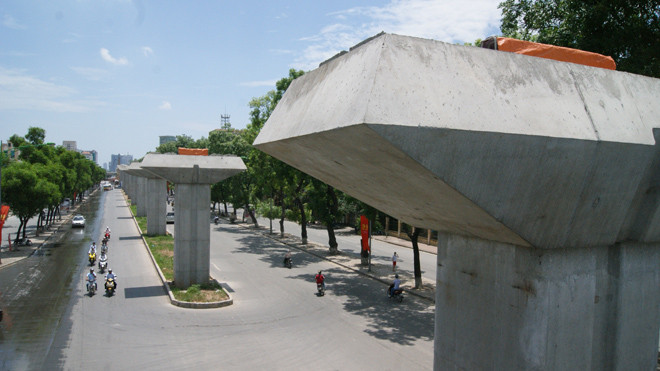  Dự án đường sắt Cát Linh - Hà Đông đang được thi công (đoạn trên đường Nguyễn Trãi - Thanh Xuân - Hà Nội). ảnh: Lê Việt