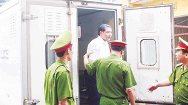 Dẫn giải bị cáo Dương Chí Dũng từ xe thùng vào phòng xét xử