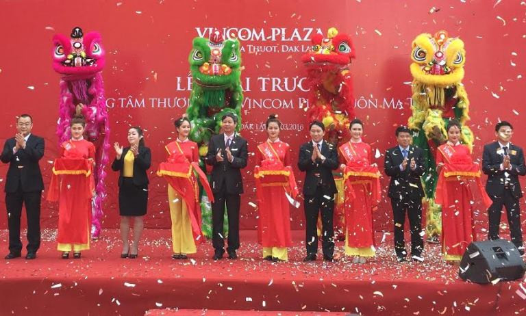 Cắt băng khánh thành Vincom Plaza Buôn Ma Thuột.