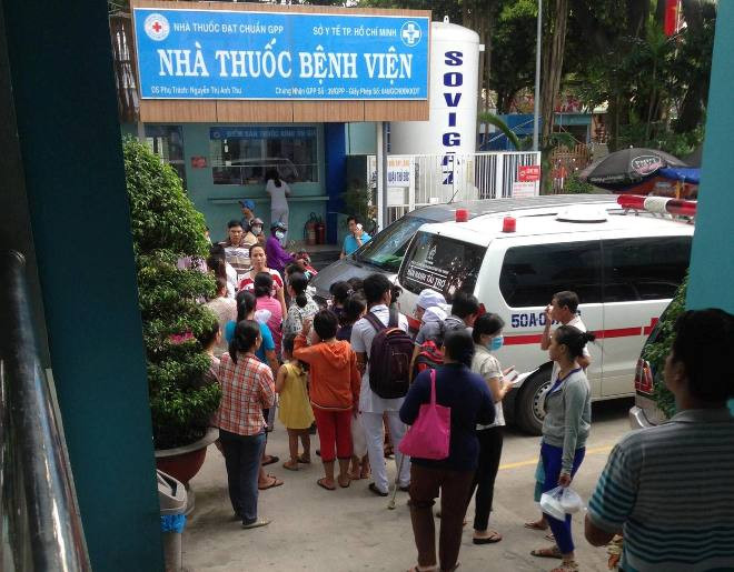 Người nhà đau đớn trước cái chết của bé gái.