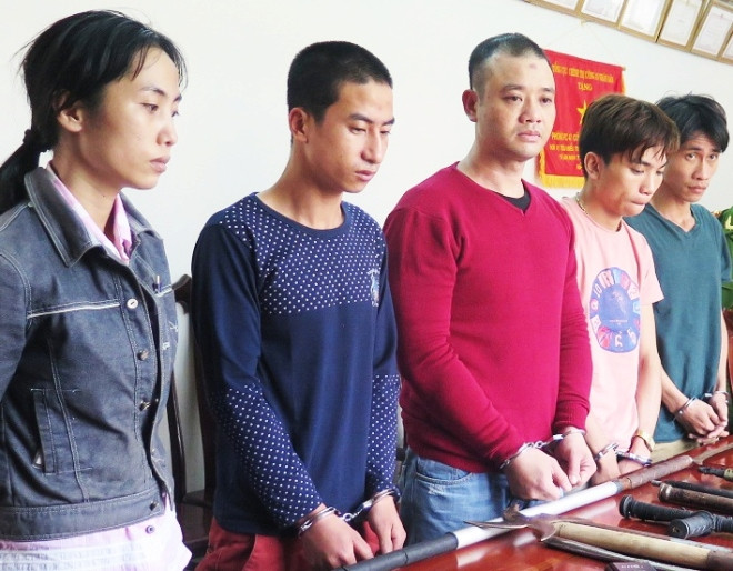 “Ông trùm” Phạm Minh Ngọc (áo đỏ) và các đồng bọn.