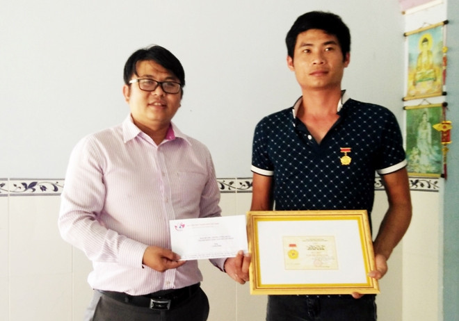 Trao Huy hiệu Tuổi trẻ dũng cảm cho anh Bắc