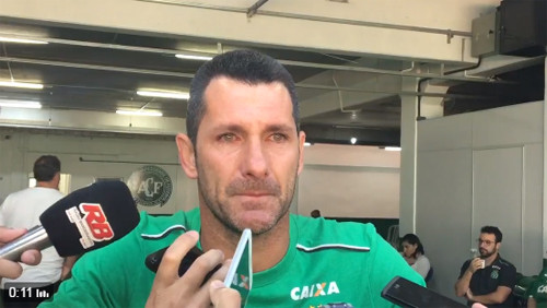 Với cặp mắt nhòa lệ, Nivaldo tuyên bố giải nghệ. 