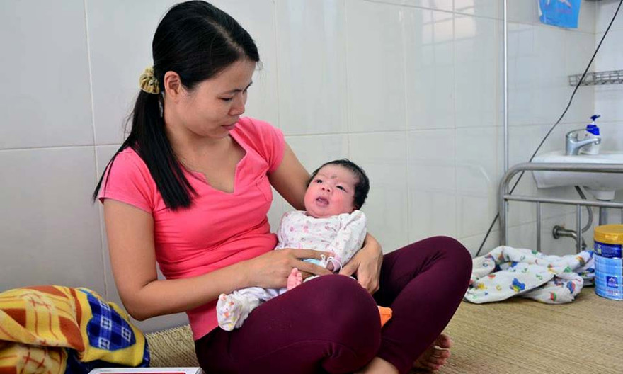 Bé trai đang được chăm sóc tại Trạm y tế.