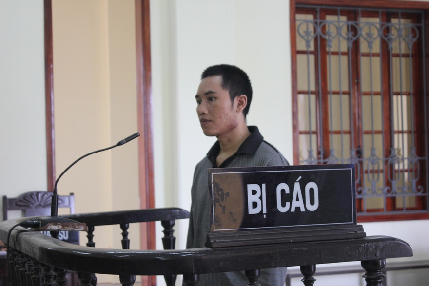 Bị cáo Lương Phò Huyên trước vành móng ngựa.