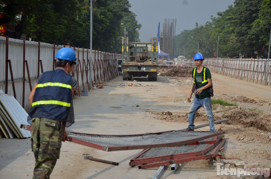 Hà Nội xén thảm cỏ, tháo 'lô cốt' để giảm ùn tắc