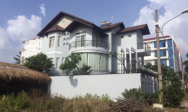 Căn biệt thự ven sông Sài Gòn của gia đình ông Cung bị trộm đột nhập. Ảnh: Việt Văn.