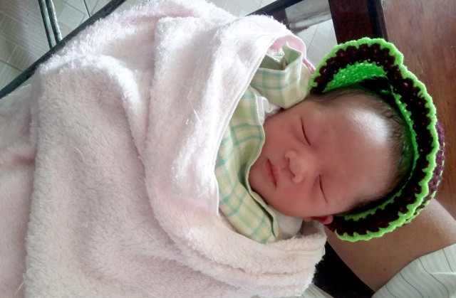 Bé trai sơ sinh khoảng 3 ngày tuổi bị bỏ rơi.