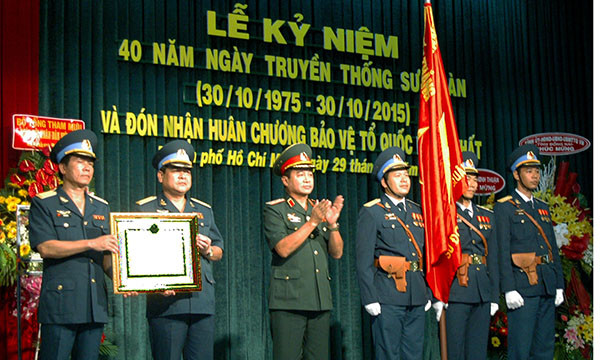 Lễ nhận Huân chương bảo vệ tổ quốc hạng nhất của sư đoàn. Ảnh: N.A.