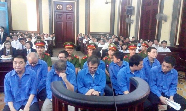 Các bị cáo trước vành móng ngựa. Ảnh Việt Văn.