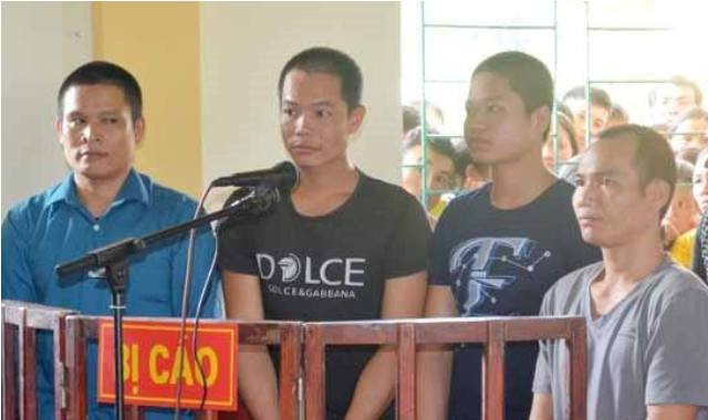 Các bị cáo trước vành móng ngựa.