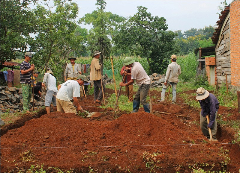 Khởi công xây nhà tặng gia đình chị Quê.