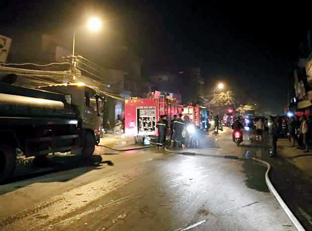 Nhiều xe cứu hỏa được huy động đến hiện trường.