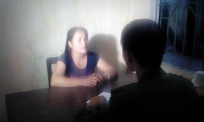 Đối tượng Lê Thị Hoa cúi đầu nhận tội tại cơ quan điều tra.