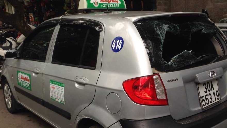 Chiếc xe taxi gây tai nạn rồi bỏ chạy bị người dân đập vỡ kính