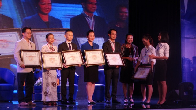 Ban tổ chức tặng hoa cho các diễn giả tham gia diễn đàn.