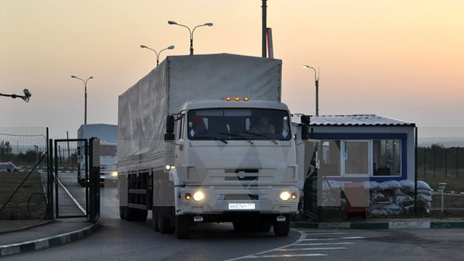 Xe chở hàng cứu trợ của Nga qua trạm kiểm soát hải quan Izvarino của Ukraine ngày 13/9/2014. Nguồn: AFP/TTXVN.