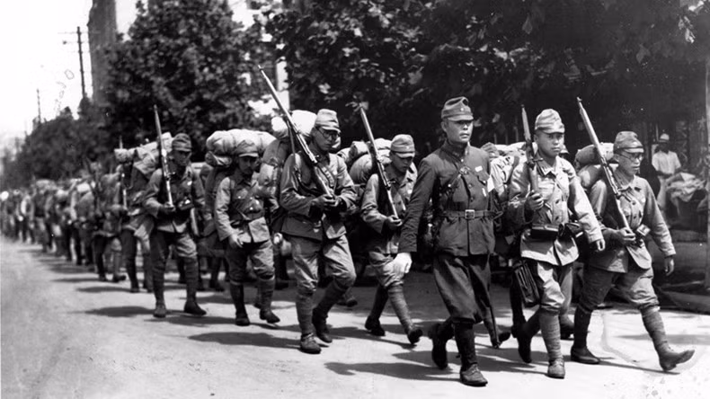 Binh lính Đế quốc Nhật Bản tuần hành trên đường phố Seoul giai đoạn 1910-1945. Ảnh: AFP 