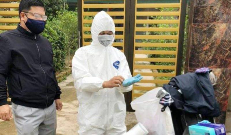 Lực lượng chức năng phun thuốc khử trùng nơi ba mẹ con chị H. lưu trú. (Ảnh: TĐ)