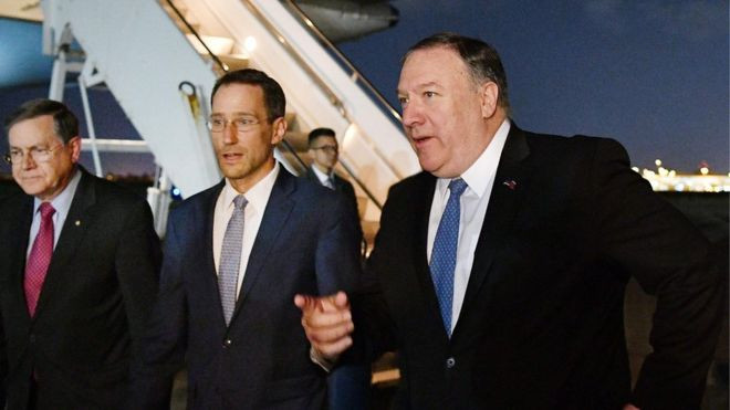 Ngoại trưởng Mỹ Mike Pompoe (phải) hoãn chuyến đến Đức để thăm Baghdad. (Ảnh: BBC)