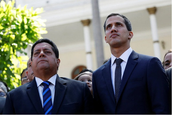 Phó Chủ tịch Quốc hội Venezuela (trái) đứng cạnh tổng thống tự phong Juan Guaido. (Ảnh: NYT)