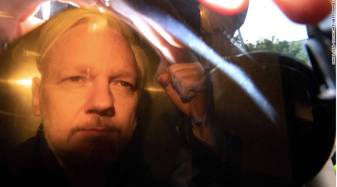 Nhà sáng lập WikiLeaks Julian Assange