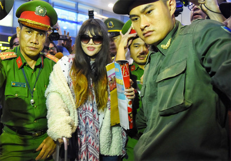 Đoàn Thị Hương khi về đến sân bay Nội Bài. (Ảnh: VNE)