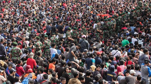 Người hâm mộ Indonesia xếp hàng khá trật tự. 