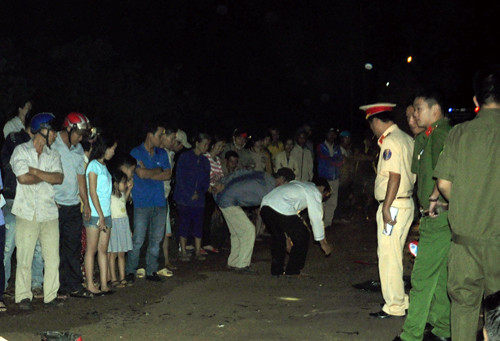 Cơ quan chức năng khám nghiệm hiện trường vụ tai nạn. Ảnh: Xuân Thắng.