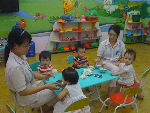 Trẻ từ 6 đến 18 tháng tuổi sẽ được học tại trường công lập. Ảnh: Báo Hải Quan 