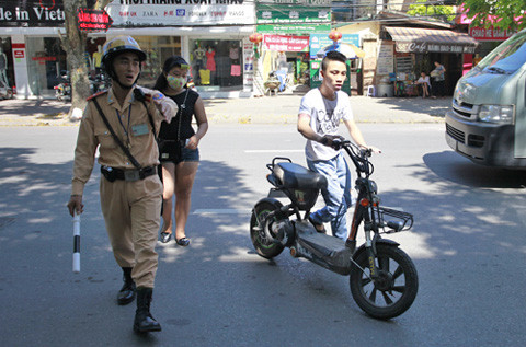 Nhắc nhở các chủ phương tiện đăng ký xe máy điện. Ảnh: Hà Nội Mới