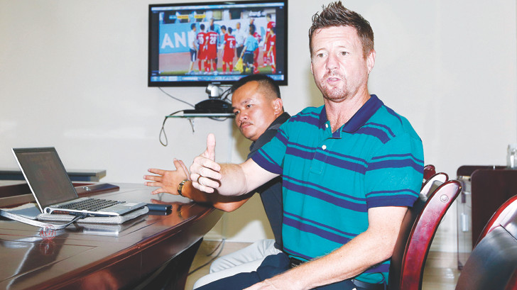 HLV CLB Hải Phòng Dylan Kerr cho rằng, VFF có hình thức kỷ luật không công bằng giữa cầu thủ Hải Phòng với Hà Nội T&T. Ảnh: VSI 