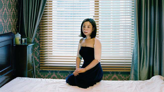 Theo Distractify, nhiếp ảnh gia Ji Yeo mới đây công bố một số bức ảnh về phụ nữ phẫu thuật thẩm mỹ Hàn Quốc. Ngay lập tức, tác phẩm của cô trở thành tâm điểm chú ý và nhận được nhiều phản ứng mạnh mẽ, gay gắt từ cộng đồng mạng.